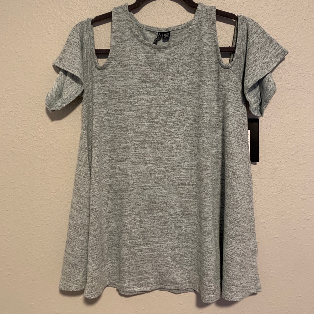 🌺 Gray Cold Shoulder Top